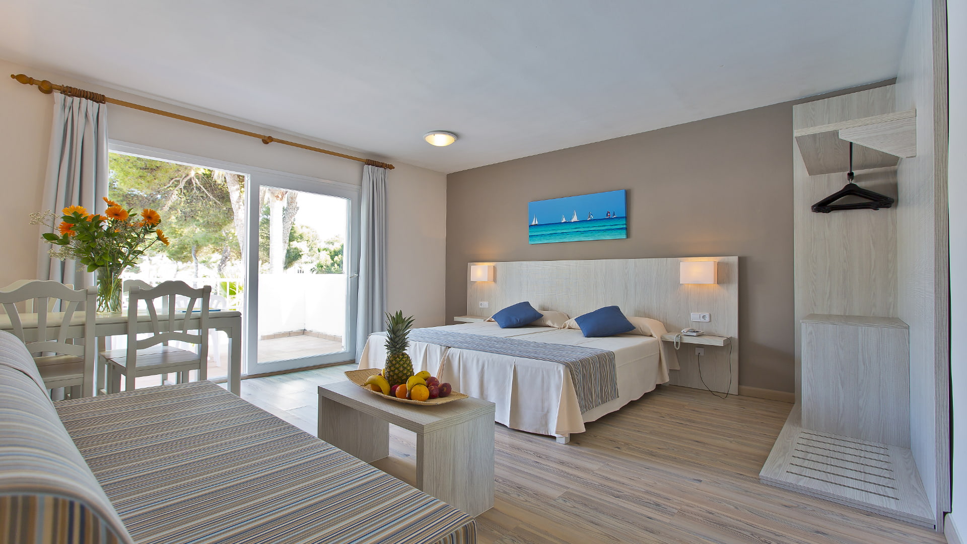 Apartamento totalmente equipado con cama doble, sofá y salida al balcón