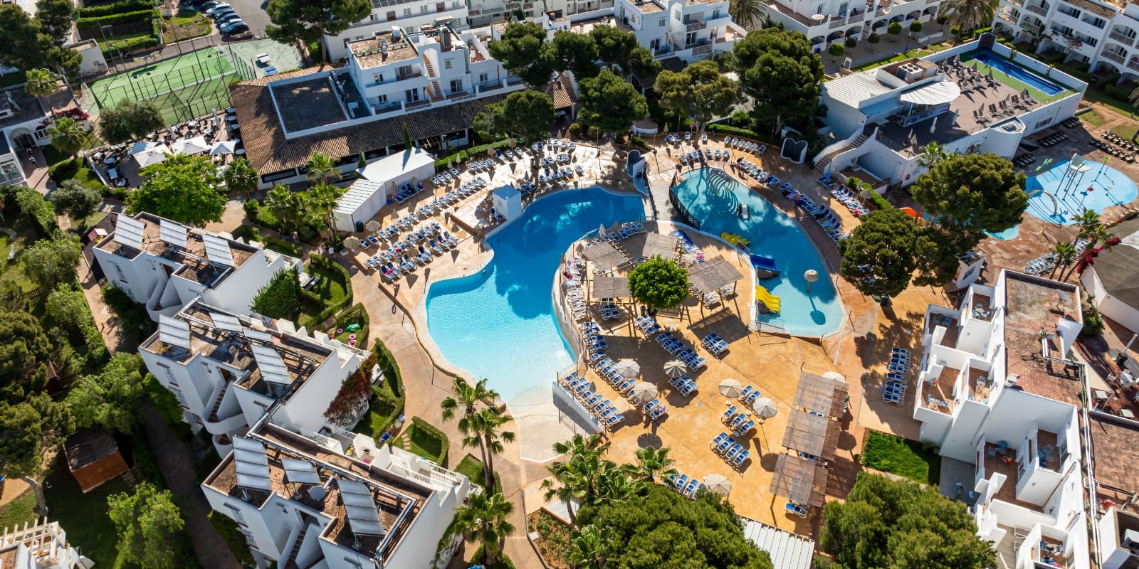 Luftaufnahme des Hotel Club Es Talaial
