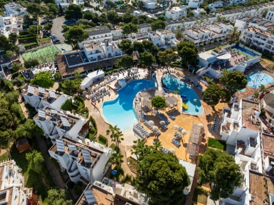 Luftaufnahme des Hotel Club Es Talaial