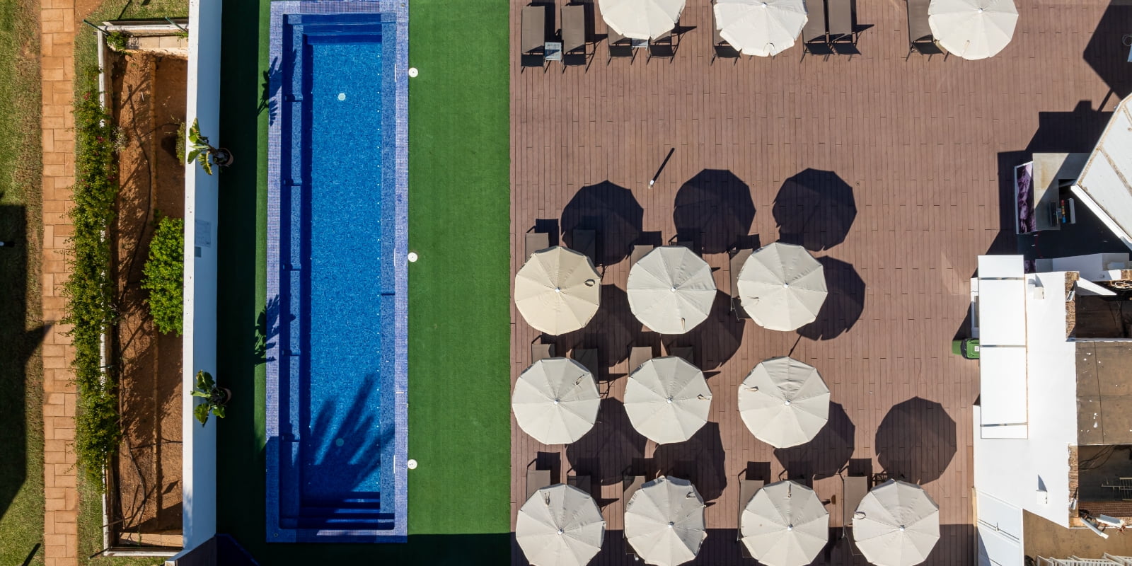 Luftaufnahme der Schwimmbäder und Chill-out-Bereiche
