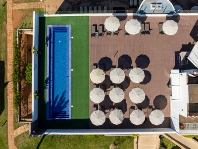 Luftaufnahme der Schwimmbäder und Chill-out-Bereiche