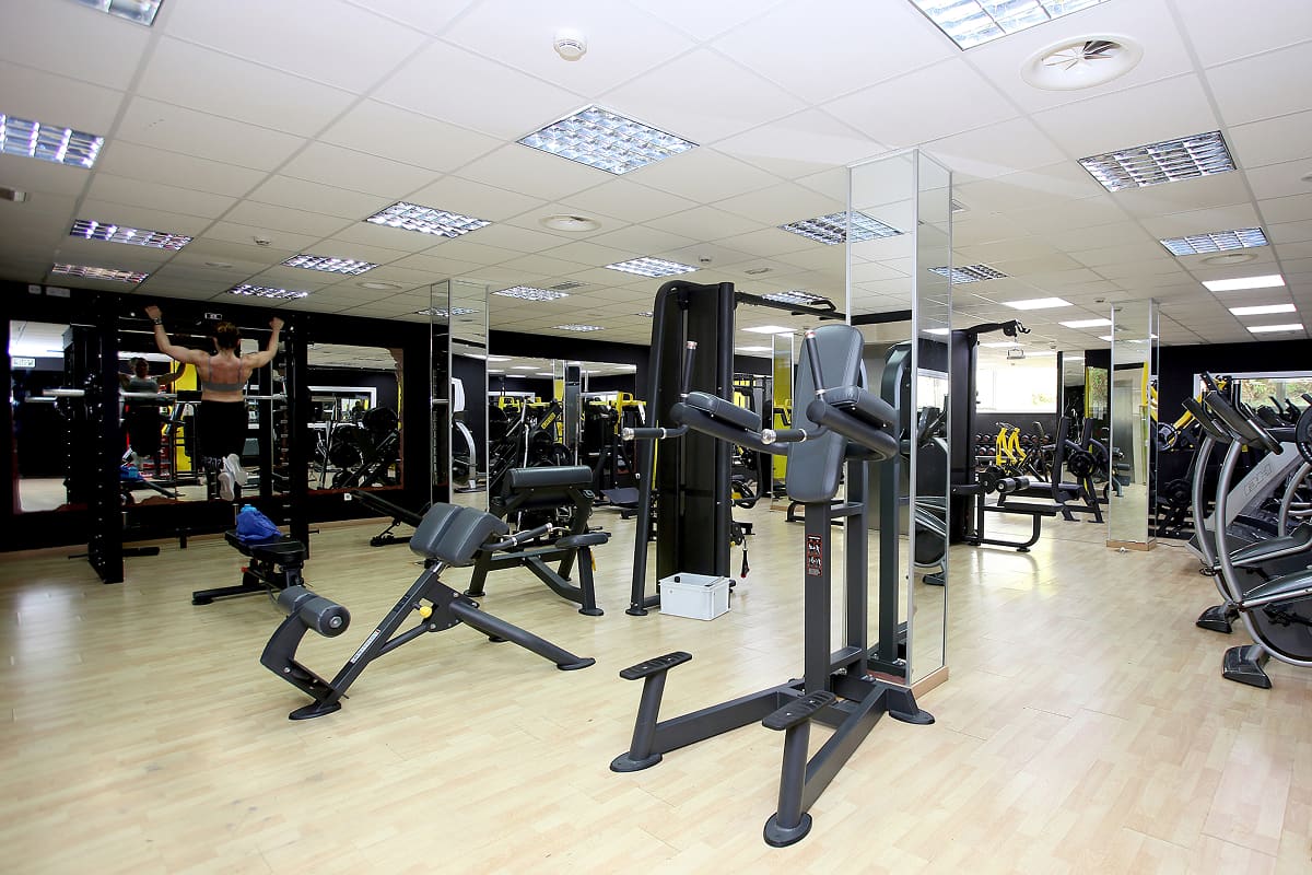 Gimnasio con máquinas