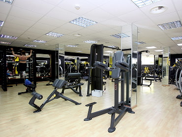 Gimnasio con máquinas