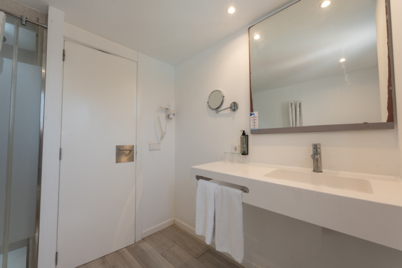 Superior Studio Badezimmer mit Spiegel, Waschbecken und Annehmlichkeiten