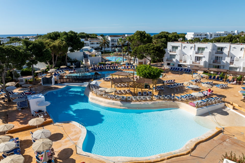 Piscina con sombrillas y hamacas Es Talaial