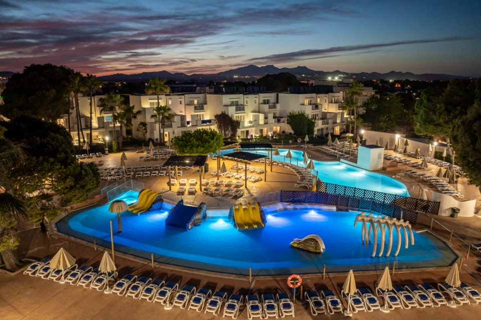 Vista aérea nocturna de las piscina del Es Talaial
